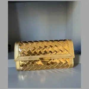 Sac baguette en cuir tressé full gold