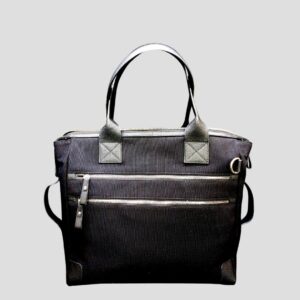 Sac cabas H24 noir porté épaule