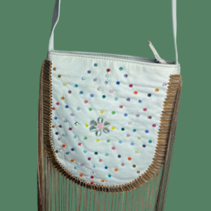 Pochette OFY Udaipur — Cristaux Preciosa Multicolores Cuir Bleu Ciel✨ POCHETTE OFY UDAIPUR — Only For You by Delfina Paris  La pochette OFY Udaipur est un hommage à la Cité des Lacs du Rajasthan, surnommée "la Venise de l'Orient" pour ses palais blancs reflétés dans l'eau sous un ciel bleu infini. Son cuir d'agneau bleu ciel et sa pluie de cristaux Preciosa multicolores évoquent la lumière qui danse sur les lacs d'Udaipur — féminine, scintillante, romantique.  Chaque cristal Preciosa a été appliqué un par un, à la main, par nos artisans en Inde — un travail d'orfèvre qui demande des dizaines d'heures de patience et de minutie. La fleur centrale, composée de cabochons cristal entourant un cœur rose, fait écho aux bijoux traditionnels indiens (le tika) portés depuis des siècles.  C'est une pièce d'exception, pensée pour les moments précieux — mariages, soirées, anniversaires, ou simplement les jours où vous voulez briller. Comme toutes les OFY, elle est livrée dans une pochette en tissu signée "Only For You by Delfina Paris" — un cadeau dans le cadeau.  🌸 DÉTAILS DE FABRICATION - Cuir d'agneau sélectionné en France - Cristaux Preciosa multicolores (Bohême, République tchèque) brodés à la main, un par un - Fleur centrale en cabochons cristal avec cœur rose - Franges chaînes ton bronze / champagne - Bandoulière en cuir bleu ciel - Fermeture zip métallique - Doublure en coton bleu ciel assortie - Une poche plate intérieure - Patch cuir signature "Delfina Paris" à l'intérieur  📏 DIMENSIONS - Largeur : 18 cm - Hauteur : 19 cm (hors franges) - Épaisseur : 3 cm - Longueur bandoulière : 145 cm - Port : épaule ou bandoulière (crossbody)  💼 PENSÉE POUR ÊTRE PORTÉE Format légèrement compact, idéal pour les soirées et occasions spéciales. Suffisamment grande pour contenir téléphone, portefeuille, clés et rouge à lèvres, suffisamment fine pour rester élégante au bras. Bandoulière longue (145 cm) pour un port confortable en crossbody ou simple à l'épaule.  🎁 LE RITUEL OFY Chaque pochette OFY est livrée dans une pochette en tissu signée "Only For You by Delfina Paris". Un cadeau dans le cadeau, pensé pour transformer la réception de votre pièce unique en moment privilégié.  🌍 ORIGINE - Conception : Paris, France - Inspiration : Udaipur, Rajasthan (Inde) - Fabrication : entièrement à la main dans notre atelier en Inde - Cuir : sélectionné en France - Cristaux : Preciosa, Bohême (République tchèque) - Pièce unique au monde  ♥ ENTRETIEN Ne pas exposer au soleil. Ne pas laver en machine. Ne pas repasser. Pas d'entretien professionnel à sec. Manipuler avec soin pour préserver les cristaux.